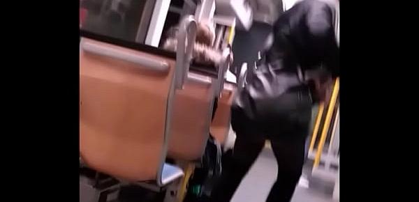  Junge Frau in Nylons in U-Bahn und auf der Rolltreppe Spy